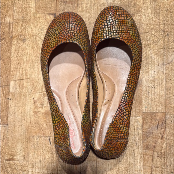 Born Orange and Brown Flats with Textured Design - Picture 3 of 4